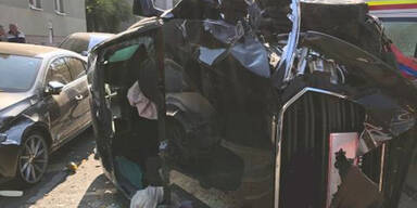 Unfall in der Wiener Lainzer Stra&szlig;e: Pkw &uuml;berschl&auml;gt sich