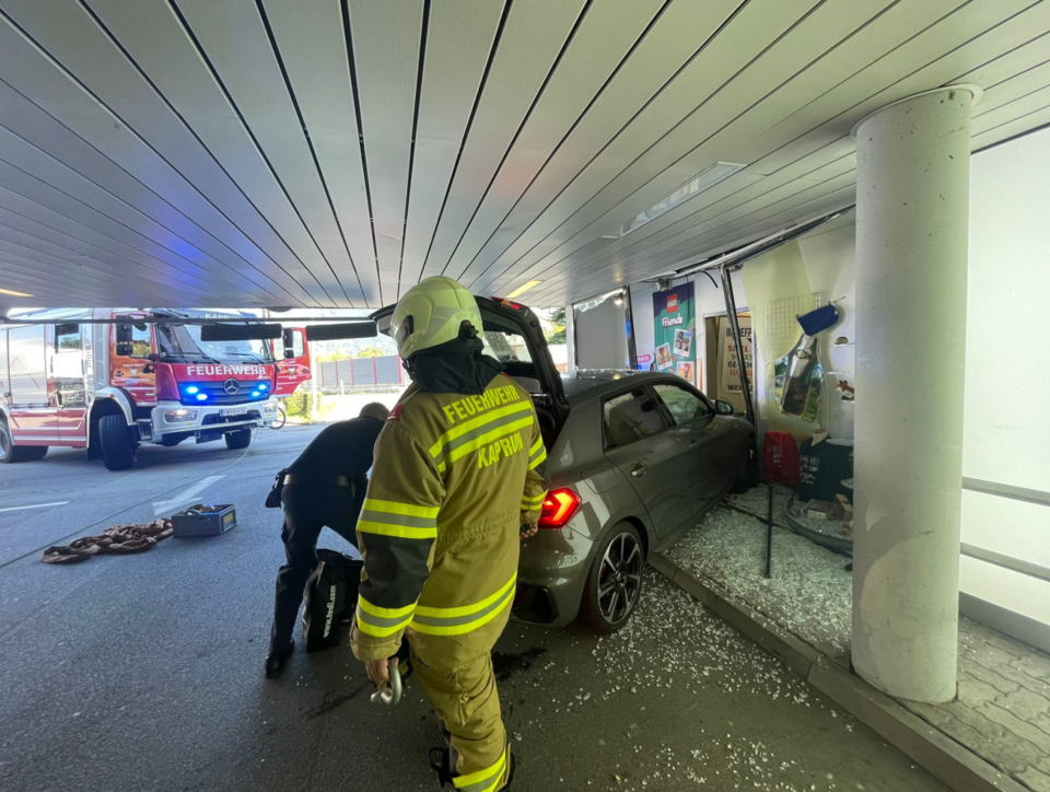 Auto-Lenkerin (88) kracht in Geschäft