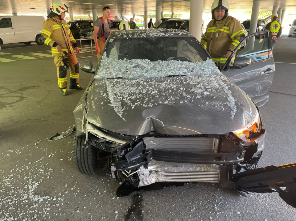 Auto-Lenkerin (88) kracht in Geschäft