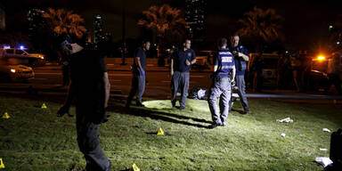 Opfer zieht Messer aus Hals und ersticht damit Angreifer