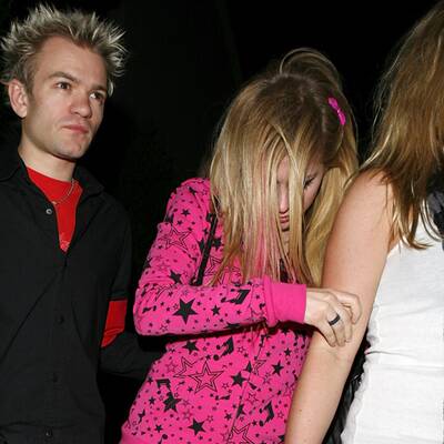 Betrunkene Avril Lavigne braucht Stütze