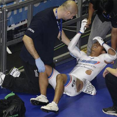 20-cm-Holzsplitter durchbohr Radler-Bein