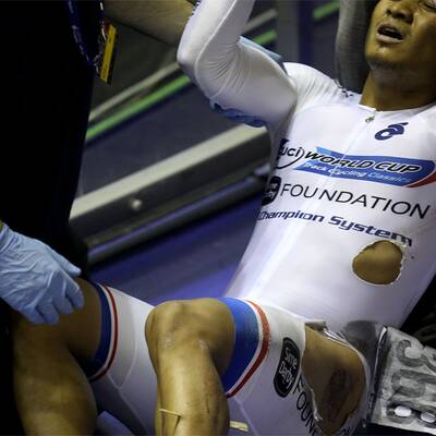 20-cm-Holzsplitter durchbohr Radler-Bein