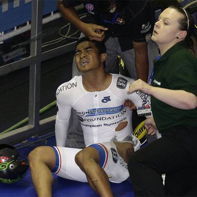 20-cm-Holzsplitter durchbohr Radler-Bein