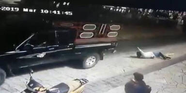 W&uuml;tende Bauern schleifen B&uuml;rgermeister mit Auto durch Stadt