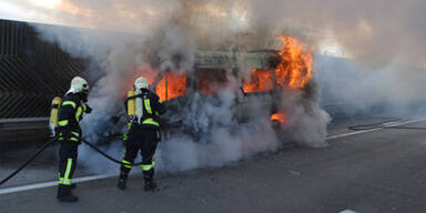 A1: Urlauber-Reisebus in Flammen