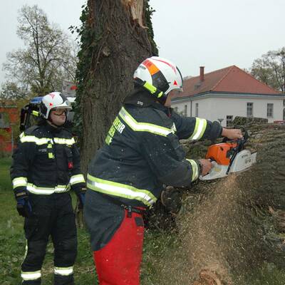 Im Bild: Die Florianijünger beim Aufräumen