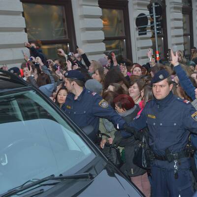 Jusnin Bieber Fans belagern Hotel Sacher