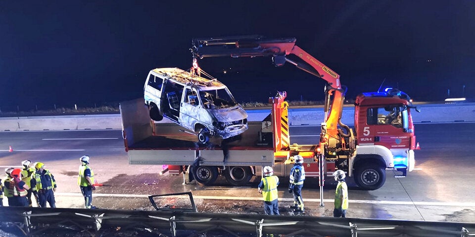 VW Bus geriet auf Südautobahn in Vollbrand