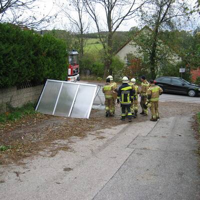 Im Bild: Die Florianijünger beim Aufräumen