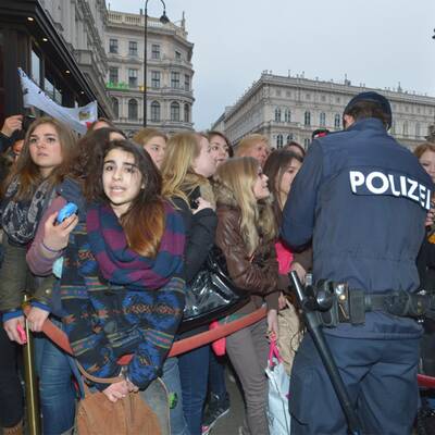 Jusnin Bieber Fans belagern Hotel Sacher