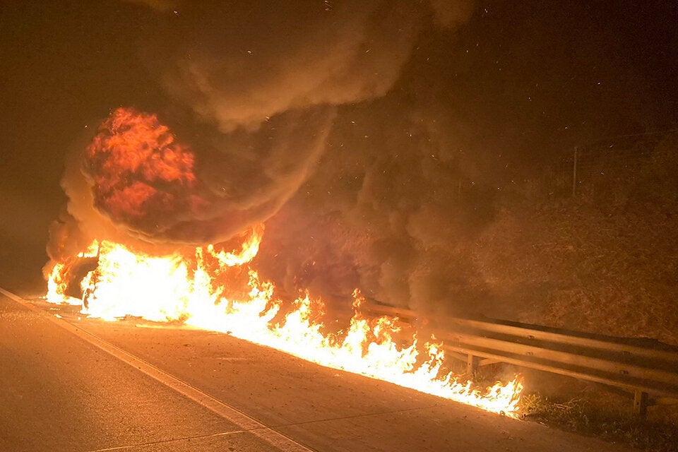 VW Bus geriet auf Südautobahn in Vollbrand