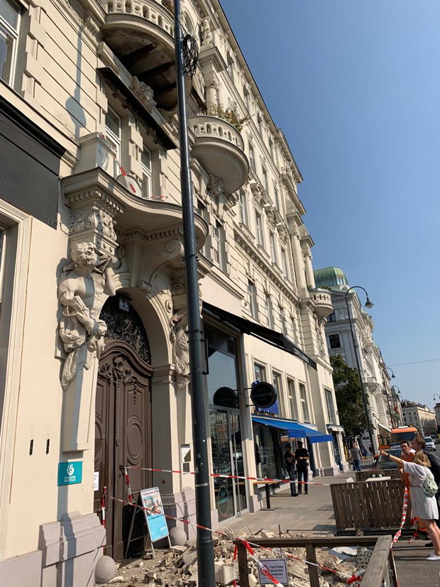 Balkon kracht direkt auf Straße in Wien