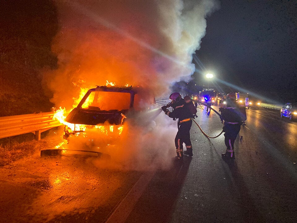 VW Bus geriet auf Südautobahn in Vollbrand