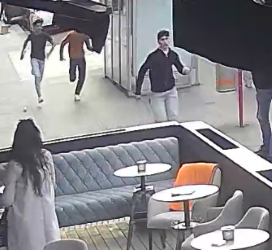 Brutalo-Attacke vor Barbershop mit Messer und Holzlatten