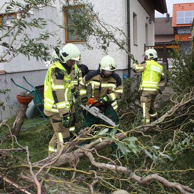 Im Bild: Die Florianijünger beim Aufräumen