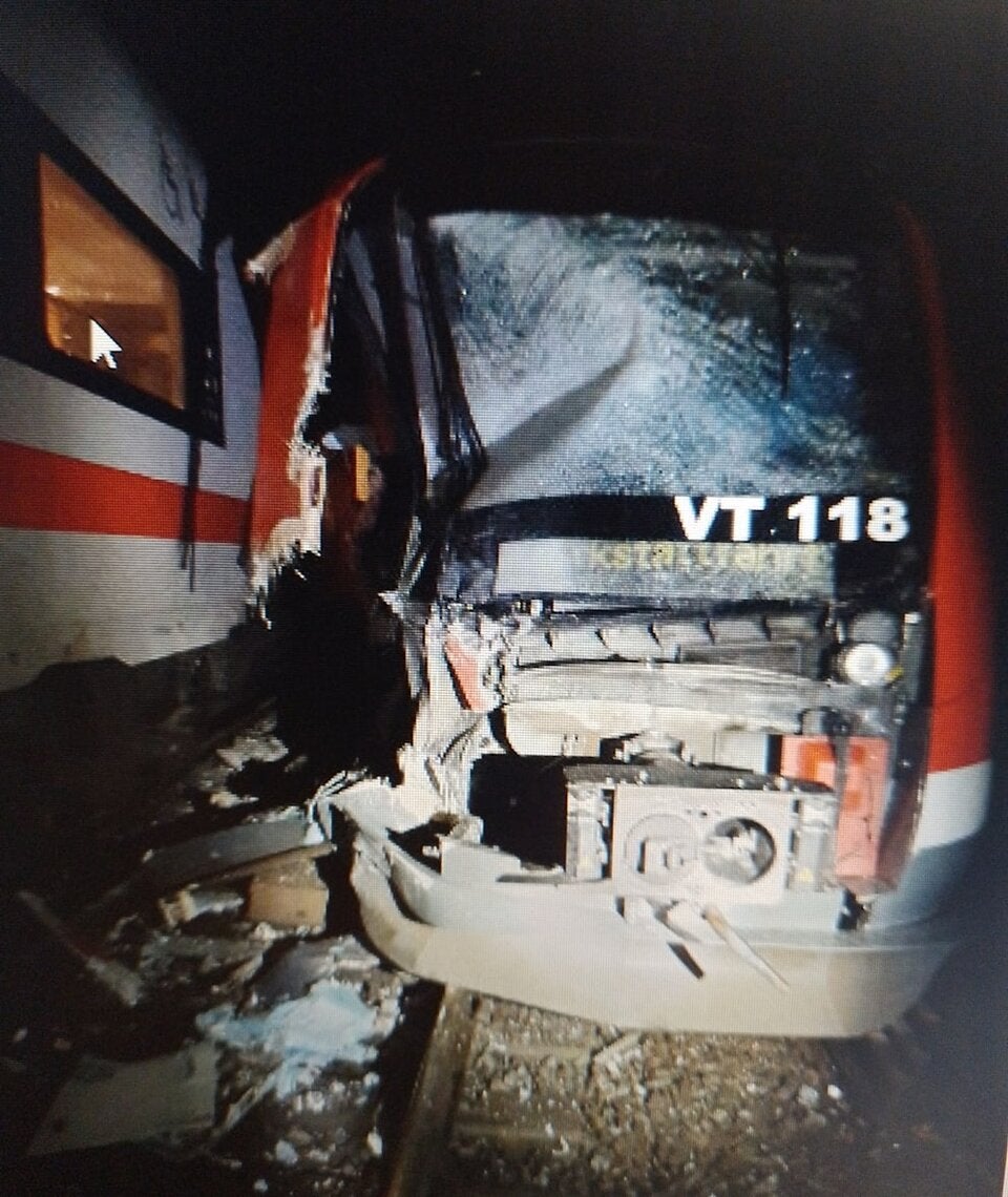 Schock für 550 Zug-Passagiere: ICE rammt Regionalzug