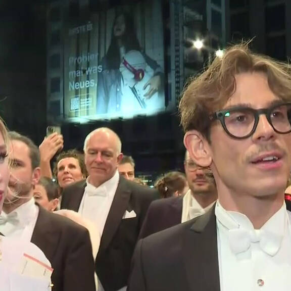 Influencer Max verteilt €10-Scheine am Opernball – Sie müssen nur GameChangerSocks folgen