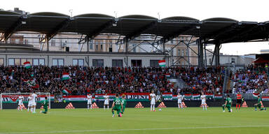 Irlands Nationalspieler knien vor dem Testspiel - Ungarns National-Elf bleibt stehen