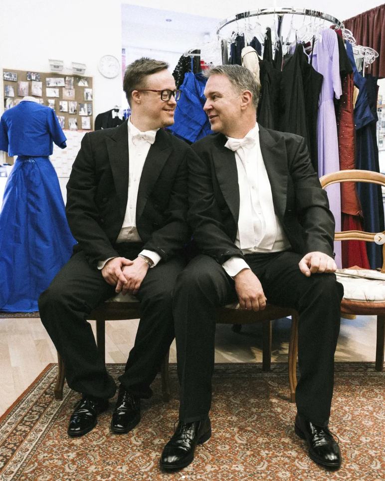 Babler geht mit Freund zum Opernball.