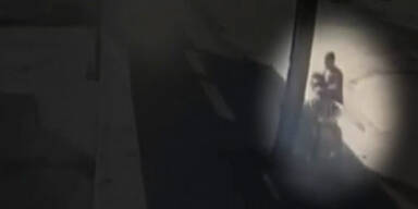 Hier wirft eine Mutter ihr Baby in den Müll