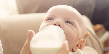 Kinderm&auml;dchen f&uuml;ttert Baby zu Tode