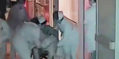 Baby fällt bei Geburt auf den Boden - tot