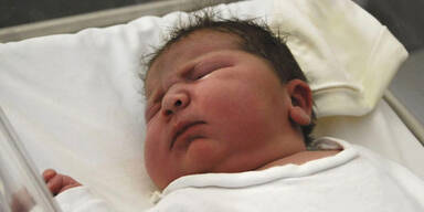 Mutter bringt 6,2-Kilo-Baby auf die Welt