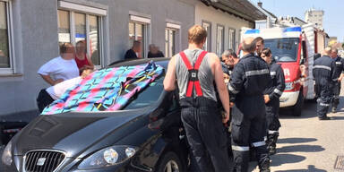 Feuerwehr rettet Baby aus hei&szlig;em Auto