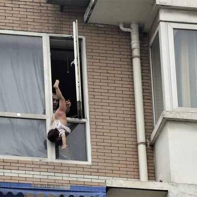 Hier will ein Junkie sein Baby aus dem 8. Stock werfen