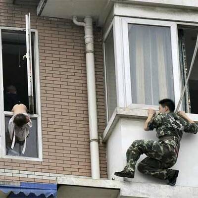 Hier will ein Junkie sein Baby aus dem 8. Stock werfen