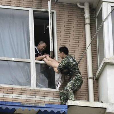 Hier will ein Junkie sein Baby aus dem 8. Stock werfen