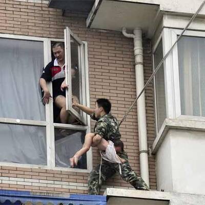 Hier will ein Junkie sein Baby aus dem 8. Stock werfen