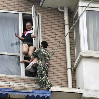 Hier will ein Junkie sein Baby aus dem 8. Stock werfen