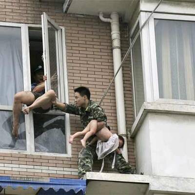 Hier will ein Junkie sein Baby aus dem 8. Stock werfen