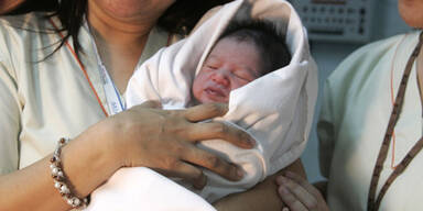 Frau gebiert Kind für schwulen Sohn