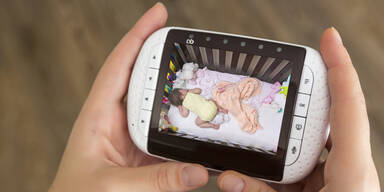 Junge Mama entsetzt, was Schwiegermutter mit ihrem Baby macht