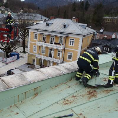 Planenanhänger wurde auf der B17 in Traiskirchen-Möllersdorf auf die Badener Bahn geschleudert