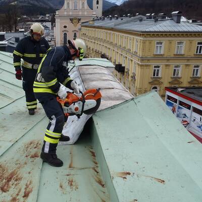Planenanhänger wurde auf der B17 in Traiskirchen-Möllersdorf auf die Badener Bahn geschleudert