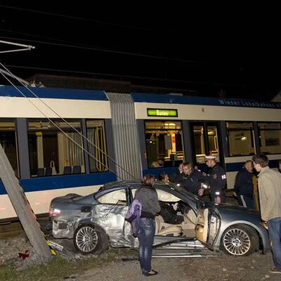 Pkw krachte gegen Badener Bahn