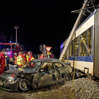 Pkw krachte gegen Badener Bahn