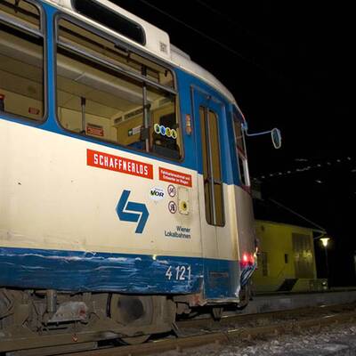 Pkw krachte gegen Badener Bahn