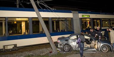 Pkw krachte gegen Badener Bahn
