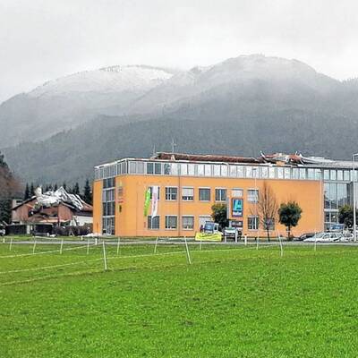 Im Bild: Die Florianijünger beim Aufräumen