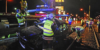 PKW von Badner Bahn gerammt