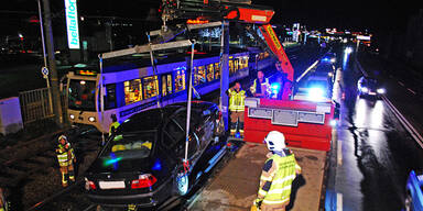 PKW von Badner Bahn gerammt