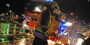 PKW von Badner Bahn gerammt