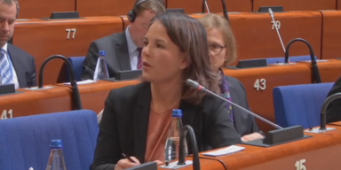 Erkl&auml;rt Baerbock hier Russland den Krieg?