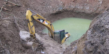 Graz: Erdloch verschluckt Bagger