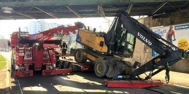 Wien: Auf Lkw geladener Bagger blieb bei Br&uuml;cke h&auml;ngen